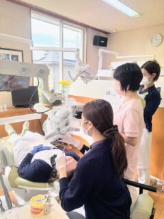 ☘️マイクロスコープセミナーを通じて伝えたいこと☘️

今回は、インストラクターの岡さんと静岡県の歯科医院様に伺いました。
出張セミナーに伺う前は、恒例の宿題から。
何度も繰り返し実技宿題の添削を行い、合格していただいてから当日を迎えるのがMDＨセミナーです。

ですから1カ月以上前からすでにセミナーがスタートしています。
当たり前ですが、宿題はしんどい、めんどくさい、再提出は辛いはずてす。😭

しかし、日々の歯科医院での仕事をしながら、様々な歯科医院様の宿題にコメントしているインストラクターは、睡眠時間を削りながらお一人おひとりに向き合って添削しています。

わたし達は、ただマイクロスコープのセミナーをしているのではありません。
セミナーを通して努力できる自分を作って頂く。インストラクターはそんな努力する受講生の気持ちを理解し、けっして見離さないことをお約束しているのです。

受講生も時間と労力を使うけど、インストラクターも同じように時間と労力を惜しみません。
わたし達は、セミナーを通じて仕事人としての「心」を磨くことを大切にしています✨

宿題では、私達の添削に感謝してくださる受講生がほとんどです。
インストラクターと受講生は、宿題を通してお互いの生活背景を感じ、感謝をする関係になっていきます。

今回も暖かい時間をありがとうございました✨
これからもよろしくお願い致します☘️

♯m d h♯歯科衛生士♯マイクロスコープ歯科衛生士♯マイクロセミナー♯歯科衛生士出張セミナー♯マイクロスコープ出張セミナー♯マイクロスコープ♯歯科用顕微鏡♯M DＨ♯歯科衛生士セミナー♯SＲPセミナー♯マイクロスコープ超音波SＲPセミナー♯超音波スケーラー