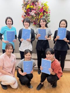 🦷M DＨ超音波S R Pコース2 DAY🦷

11月22、23日は超音波S R Pコースでした。
遠方からほとんど皆様宿泊での受講ということもあり、モチベーションの高い方ばかりでした💪

現在のM DＨは、このコースがラストの1番高い山です⛰️
でも、何が良かったかというと、基礎から積み上げてきた方しかいらっしゃらないので、「わたしはやればできる！」
が、体験から落としこめていて、出来ない自分がいても、「もう一度やらせてください！」「まだできていないこの部位をやらせてください！」と、良い意味での図々しさを言葉にしてくださり、私達はひたすら繰り返し繰り返し行いました。

翌日も「30分時間を早めてやりますか？」との問いに満場一致✨

終わりのアンケートは、全員から満足のお声や嬉しいお言葉を沢山頂き、わたし達もとても嬉しかったです💕

また再受講したいというご希望も頂いたのも心温まりました。

これからも皆さまのことをサポートしますねっ🍀

♯m d h♯歯科衛生士♯マイクロスコープ歯科衛生士♯マイクロセミナー♯歯科衛生士出張セミナー♯マイクロスコープ出張セミナー♯マイクロスコープ♯歯科用顕微鏡♯M DＨ♯歯科衛生士セミナー♯超音波S R Pセミナー♯マイクロスコープS R P
♯マイクロスコープ仲間と繋がりたい