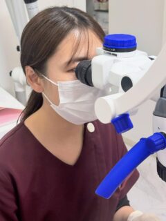 🦷M DＨ出張セミナーメインテナンスコース🦷

本日は千葉県船橋市でメインテナンスコースでした😊

すいませんが、皆様に質問させてください。
「マイクロ下で見てもチップの側面を綺麗に当てながら、隣接の歯肉縁下プラークを綺麗に除去出来る超音波チップでメインテナンスが出来ていますでしょうか？」

実はマイクロ下で見るとアクセス出来ていない「なんちゃってデブライドメント」になっていないでしょうか、、？

M DＨのK-1チップを使用したメインテナンスコースは確かに難しいと思います。

けれど、受講生の方々に言われるんです。

「K-1チップで手技を教えて頂き、今まで隣接面の歯肉縁下デブライドメントがいかに出来ていなかったかを思い知りました。」と、、。

この技術を習得することが、どれだけ患者さんに役立ち、マイクロD Hとして誇りが持てるか、、。

それは、わたし自身も受講生も理解しています。

歯肉縁下プラークにアクセス出来るチップと技術。

コースは最初難しいかもしれませんが、素晴らしいテクニックを習得出来ます。

このスキルを歯周病の進行予防に役立てて欲しいと思っています。
M DＨは、決してS N S映えする華やかさもキラキラさもないけど、本当に患者さんに貢献出来るセミナーをやり続けたいと思います🍀

#マイクロスコープ 
#マイクロスコープ歯科衛生士 
#マイクロスコープセミナー