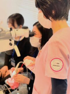 本日は
プレミアムプラス株式会社 主催
歯科衛生士向けマイクロスコープセミナーでした✨

「マイクロって難しそう…」

そう思って来られた方が、
帰る頃には
「明日からできそうです」と笑顔に😊

ミラーの位置
インスツルメントの動かしかた
OHIで患者の行動変容につながる動画の撮り方

一つずつ、インストラクターが側で確認することで、
マイクロは
ちゃんと“使える道具”になることを体験をして頂きました✨

MDHは、
「臨床に直結するマイクロの使い方が学べる」セミナー。

初めての方
たまに使っている方
普段使っている方

状況が違っても、「基礎はこれまで学んでいなかったので
とても勉強になりました！」

と言って頂くセミナーです🎵

ぜひ次は楽しく学べるマイクロセミナーにいらしてください😊

受講生の皆様
プレミアムプラス様
本日は雪という大変な天候のなか、本当にありがとうございました❄️⛄️

#歯科衛生士のスキルアップ 
#歯科衛生士マイクロスコープセミナー 
#マイクロスコープ歯科衛生士 
#マイクロスコープ 
#歯科衛生士やりがい