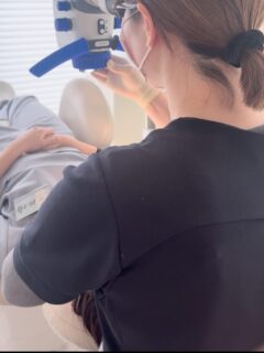 🦷マイクロスコープ基礎コース出張セミナー🦷

大阪梅田の矯正歯科様より
基礎コースのご依頼をいただきました🍀

矯正治療は、スタート前のペリオ管理がとても重要。

自由診療だからこそ
拡大視野で

・OHI
・スケーリング
・SRP

をより精密に行いたい、という想いからのご依頼でした✨

私がマイクロスコープを推し続ける理由。

それは
25年間使い続けてきた中で

✔ 自分の仕事への自信
✔ 患者さんとの信頼構築
✔ そして何より、歯科衛生士の仕事が楽しく、楽になる

そのすべてを実感しているからです。

基礎コース受講後、
超音波デブライドメント・超音波SRPコースの受講も決定してくださいました✨

歯肉縁下スキル（超音波デブライドメント・超音波SRP）は
12年間、心を込めて伝え続けている大切な内容です。

スキルを受け取ってくださる皆さまに
心より感謝いたします。

2026年もどうぞよろしくお願いいたします😊

出張セミナーのご依頼はDMへ📩

#マイクロスコープセミナー
#歯科衛生士マイクロスコープ
#マイクロスコープ出張セミナー
#歯科衛生士マイクロスコープセミナー 
#マイクロスコープS R Pセミナー