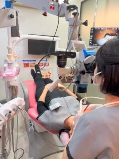 🦷大阪M DＨメインテナンスセミナー🦷

本日は、千葉県、三重県、大阪の6名でメインテナンスセミナーでした🎵

懇願して作って頂いたK-1チップも、もう製作して頂いてから10年以上となりました。

その時は、「こんなに全部位にフィットするすごいチップある！？」「絶対みんな使ったほうが良い！」と思いましたが、人に伝えるには、ポジション、挿入方法、側面をどのようにして当てるか？チップの先端を痛みなく挿入するにはどうしたら良いか？ミラーテクニックはどうする？など。
最善を見つけるのに何年も何年も1人で考え改善し続けてきました。結果、メインテナンスセミナーは、より簡単に、よりやりやすくどんどん進化しています。

だけど、ここまで来るのには途方もない時間を使い、夜中まで歯科医院に残ることも幾度もあり、そんな時にYOASOBIの群青を聞いて自分を励ましていました。

みんなが事前宿題でつまずいてる時、群青を紹介し、みんなも聞いてくれてまた頑張ってくれました😊

受講生の皆様は、今の楽（らく）を選ばず、未来の自分のために行動し、成長することを選択されました🍀

これからもサポートし続けますので、わからないことあればいつでも聞いてくださいねっ🎵

#マイクロ歯科衛生士#マイクロメインテナンス#マイクロスコープ歯科治療